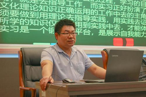 6张俊峰老师为同学们详细讲解实习报告如何规范的撰写